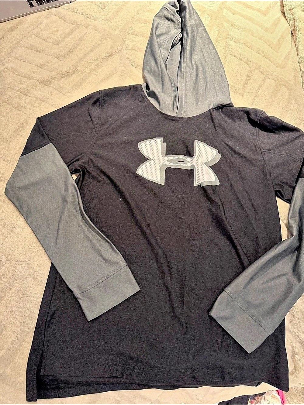 Under Armour HeatGear long sleeve hoodie Long Sleeve Hoodie in Black & Gray Size